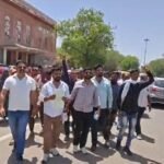 राशन डीलर के समर्थन में उपभोक्ताओं का कलेक्ट्रेट पर प्रदर्शन, निष्पक्ष जांच की मांग