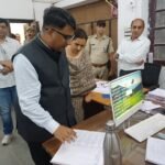 जिला कलेक्टर निशांत जैन ने जिला परिषद कार्यालय का किया निरीक्षण, समयबद्ध कार्य निष्पादन के दिए निर्देश
