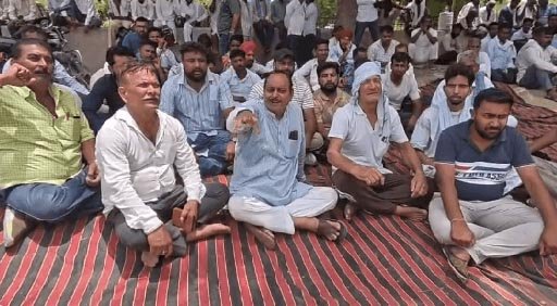 पेट्रोल छिड़कने वाले कंपनी के कर्मचारी की इलाज के दौरान मौत