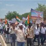 आदेश के विरोध में सड़कों पर उतरे निजी स्कूलों के संचालक, प्रदर्शन कर सौंपा ज्ञापन