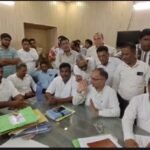 पाईप लाईन से आ रहा गंदा पानी, लोग हुए परेशान, कांग्रेस ने किया घेराव