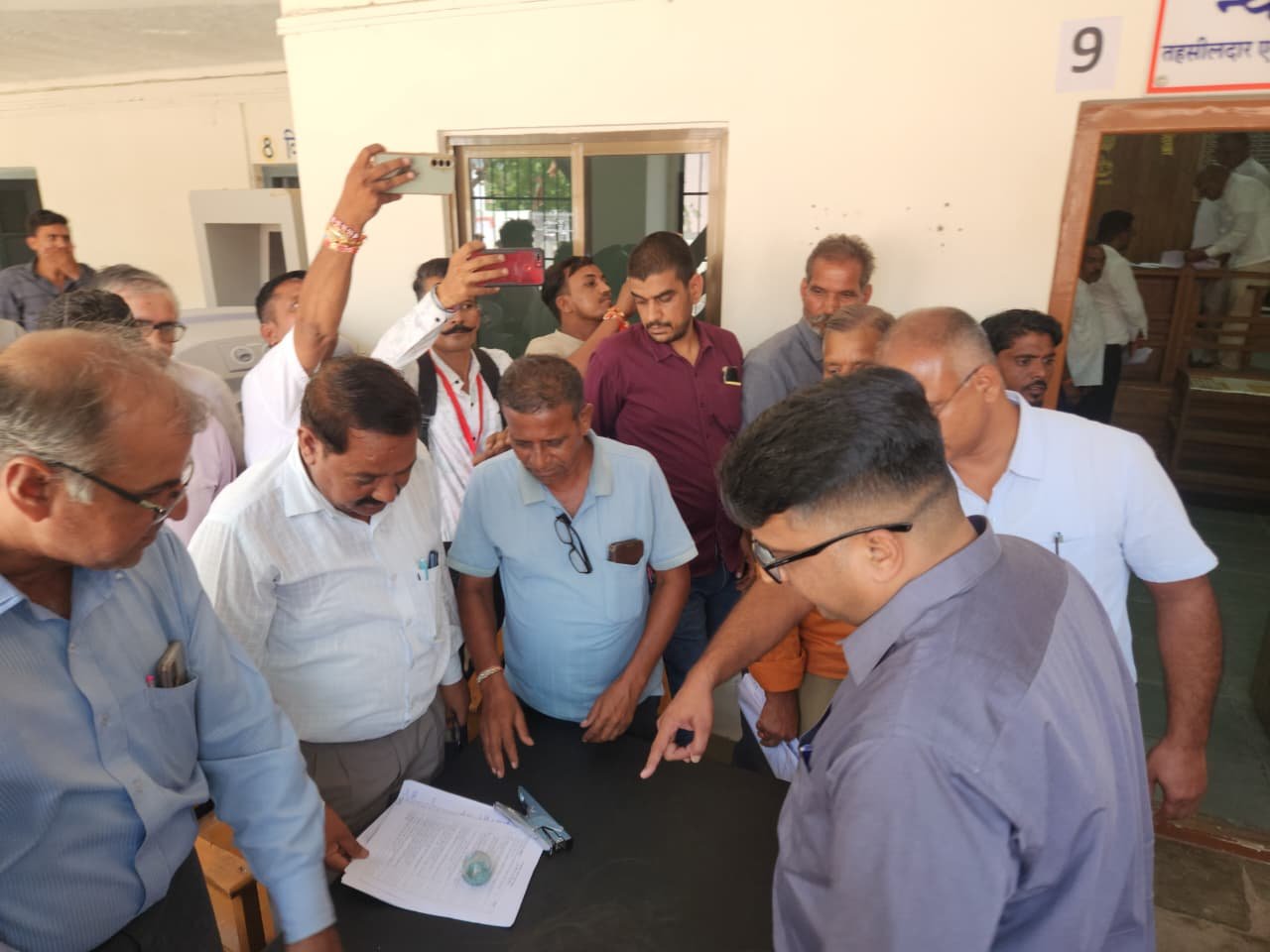 जिला निर्वाचन अधिकारी ने नोखा एवं देशनोक में नाम निर्देशन पत्र प्रक्रिया का किया अवलोकन